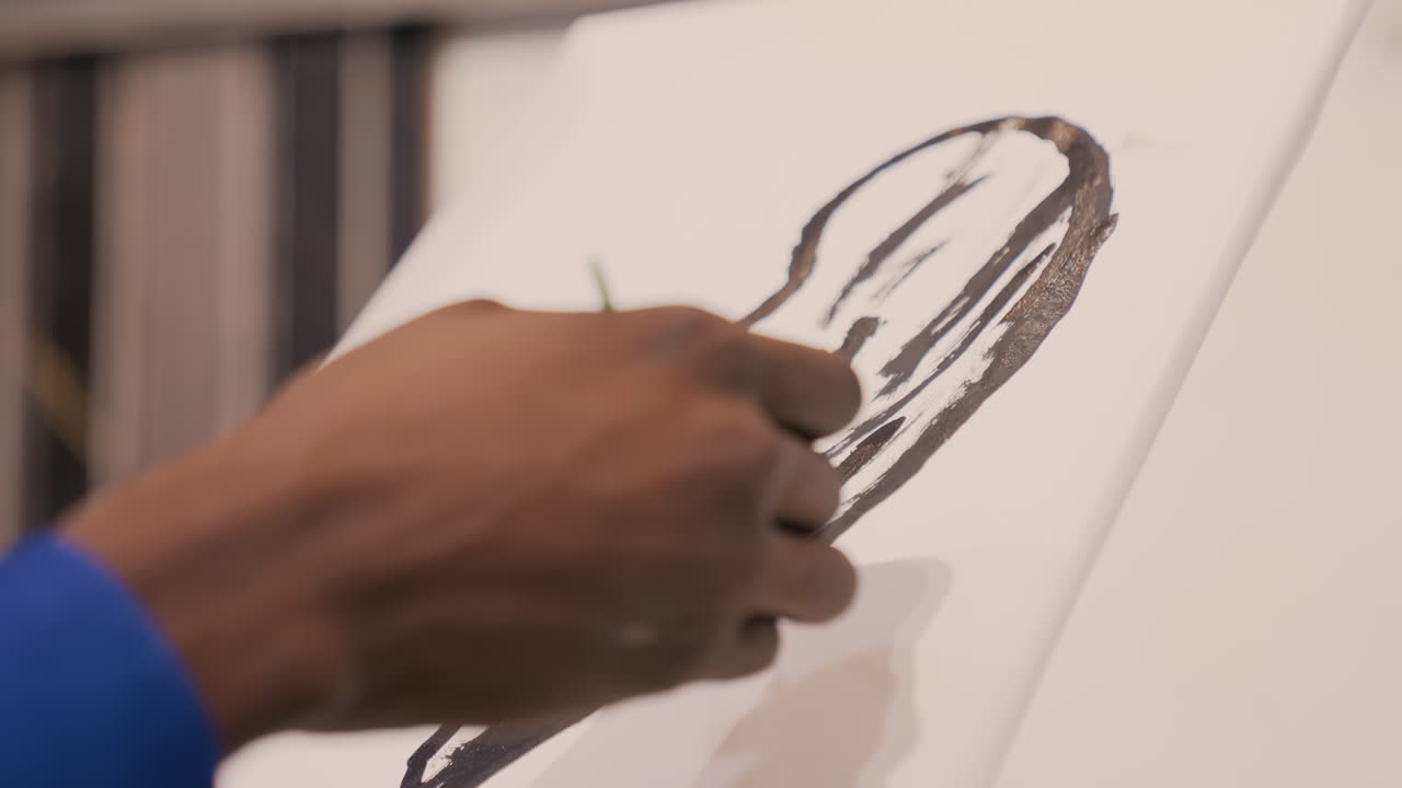 Dipinto nero su tela angolata, mano di artista nero che disegna tratti dinamici, illustratore in un contesto di galleria, movimento della manica blu, contorno audace che modella una figura astratta, texture tattile a carboncino, energetico