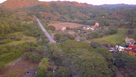 una carretera exuberante en américa central