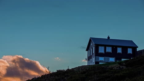 晚上在山邊的小屋或小屋,雲端經過 - 時間流逝