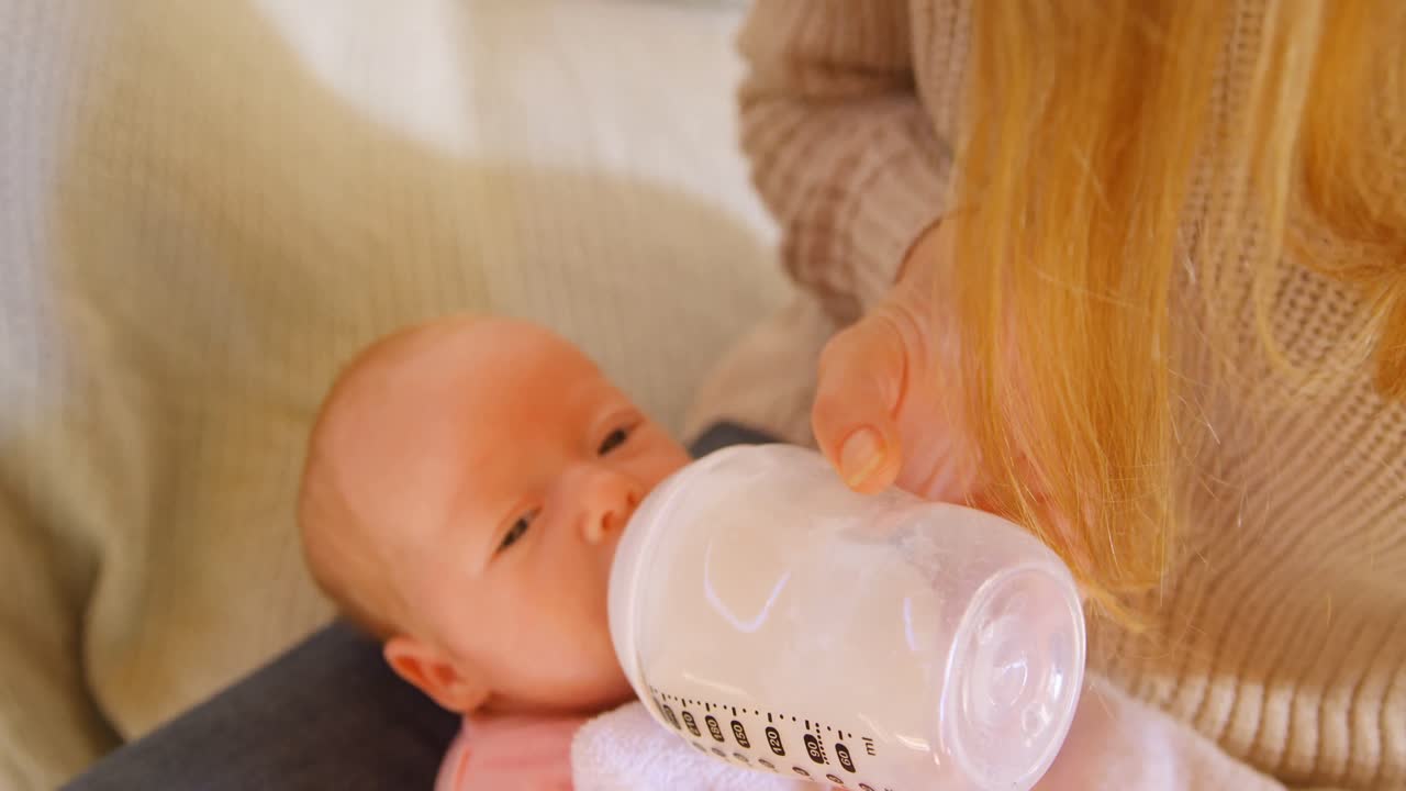 madre alimentando con leche a su bebé 4k