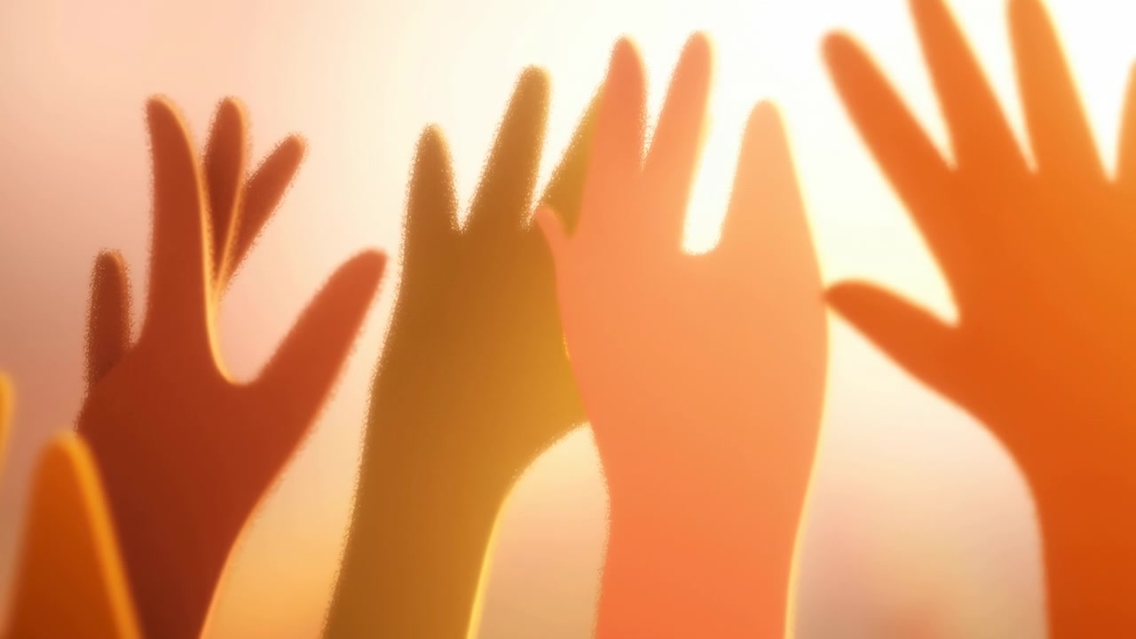 Erhobene Hände als Silhouette im warmen Gegenlicht, überlappende Handflächen und gespreizte Finger bilden geschichtete Formen mit weich leuchtenden Rändern in einer horizontalen Nahaufnahme