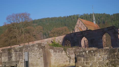 Grandes-Campos-Con-Vistas-A-Las-Ruinas-De-La-Iglesia-Medieval-Descubiertas-En-Baden-Baden-En-4k