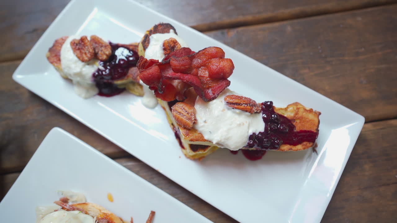 휘핑 크림과 베이컨을 곁들인 와플