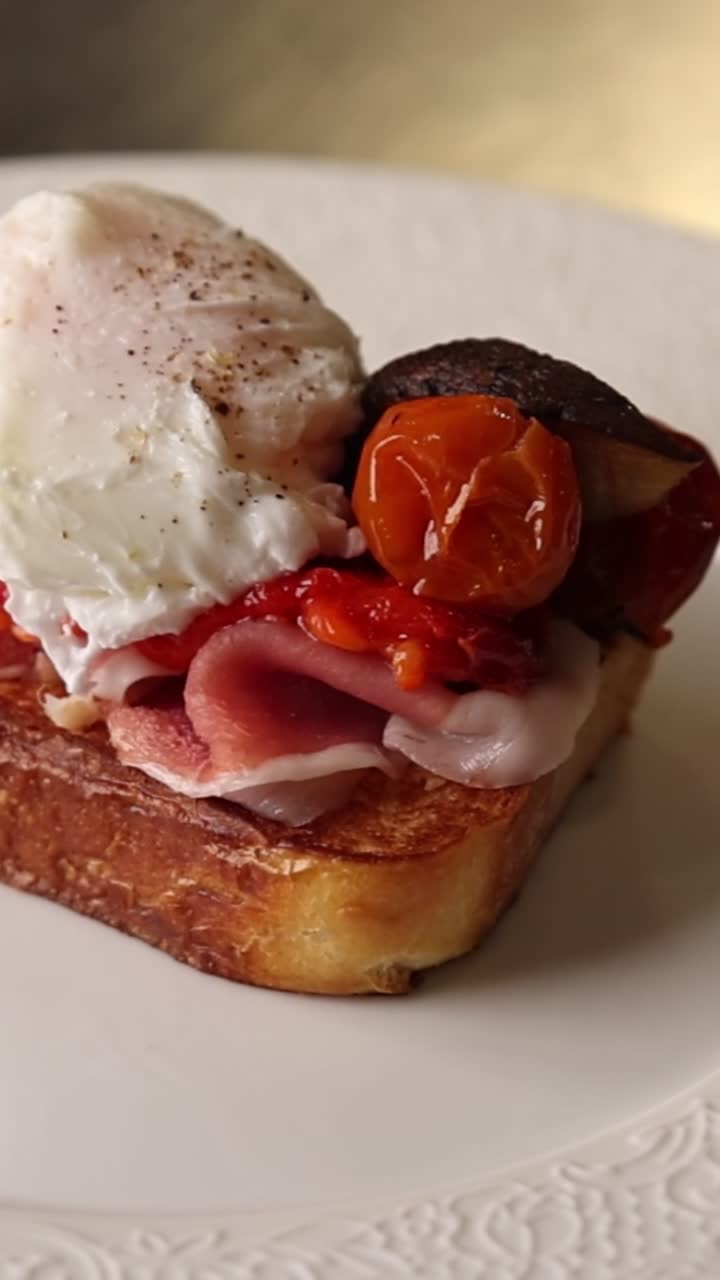Toast Gourmet con Uovo in Camicia, Prosciutto e Pomodorini Ciliegino Arrostiti.