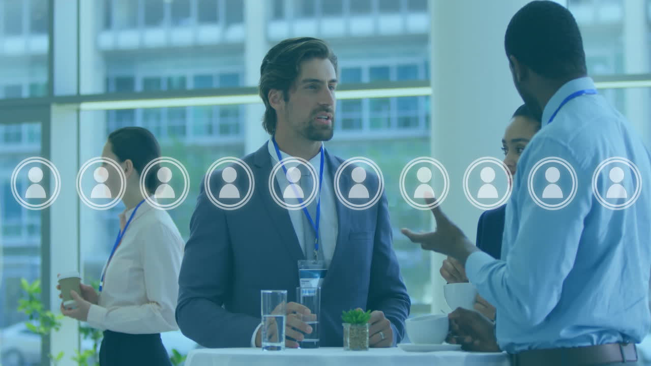 Animasi ikon orang dan pemrosesan data meliputi beragam pebisnis di kantor