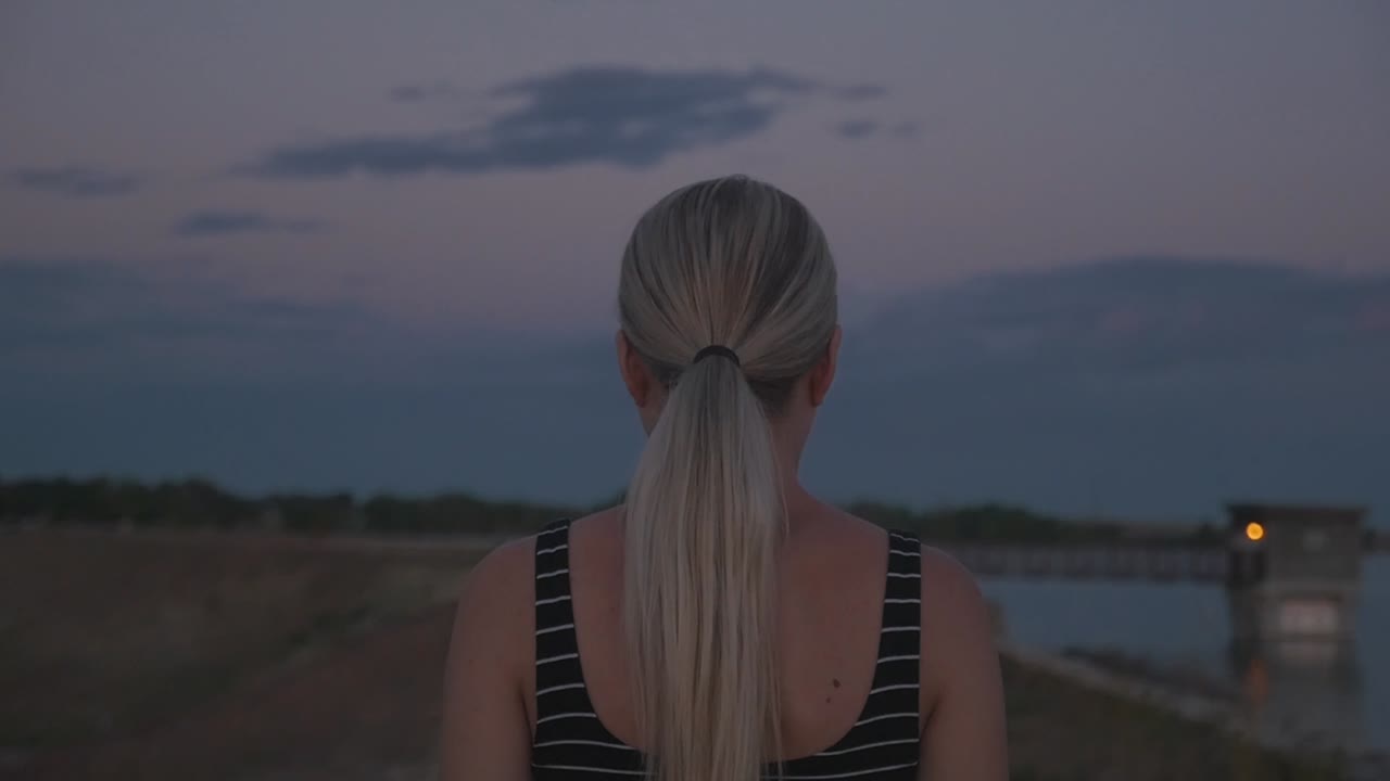 A woman getting ready to run.