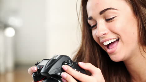 fotógrafa mujer tomando fotografías dslr