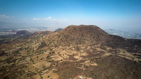 fotografía frontal de un volcán extinto cerca de la ciudad de méxico