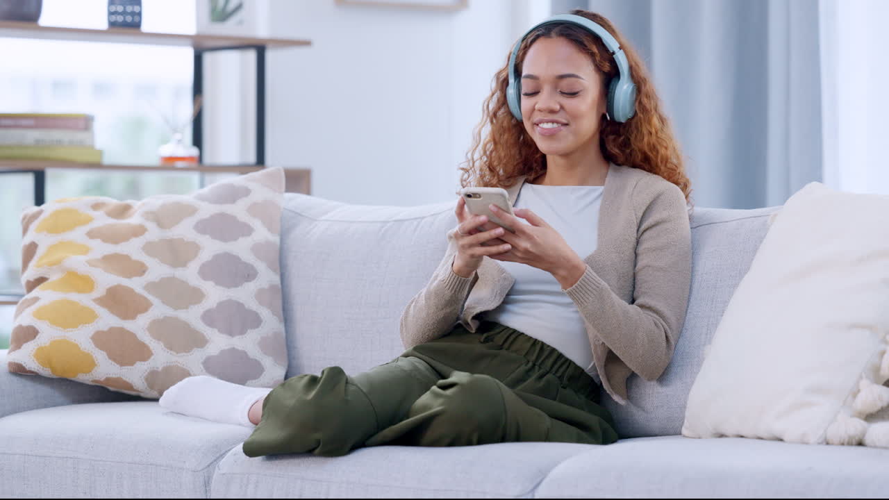 Donna che ascolta musica in streaming sul suo telefono mentre indossa
