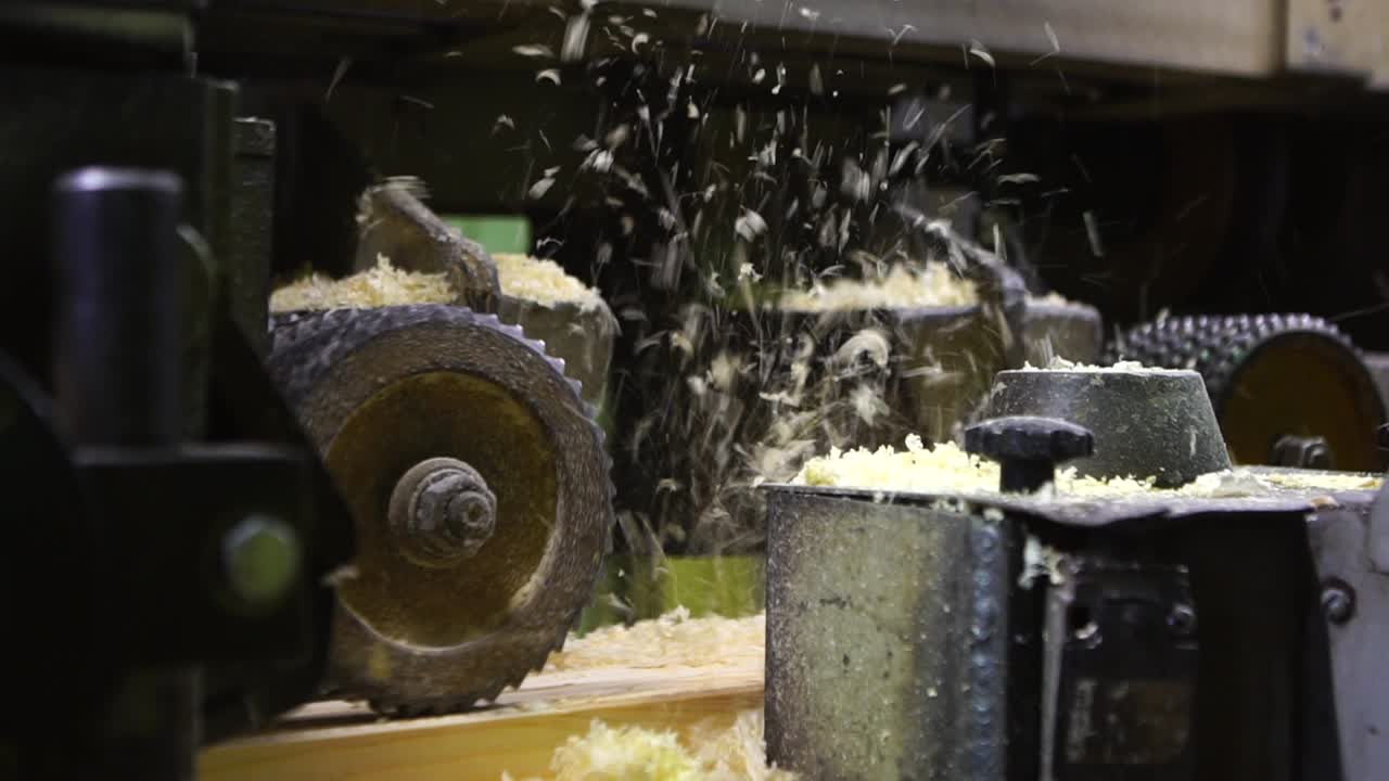 나무 가공 기계 가 작동 하고 있다