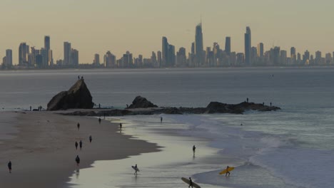 Puesta-De-Sol-Sobre-La-Playa-De-Currumbin---Paraíso-De-Los-Surfistas---Gold-Coast-Qld-Australia