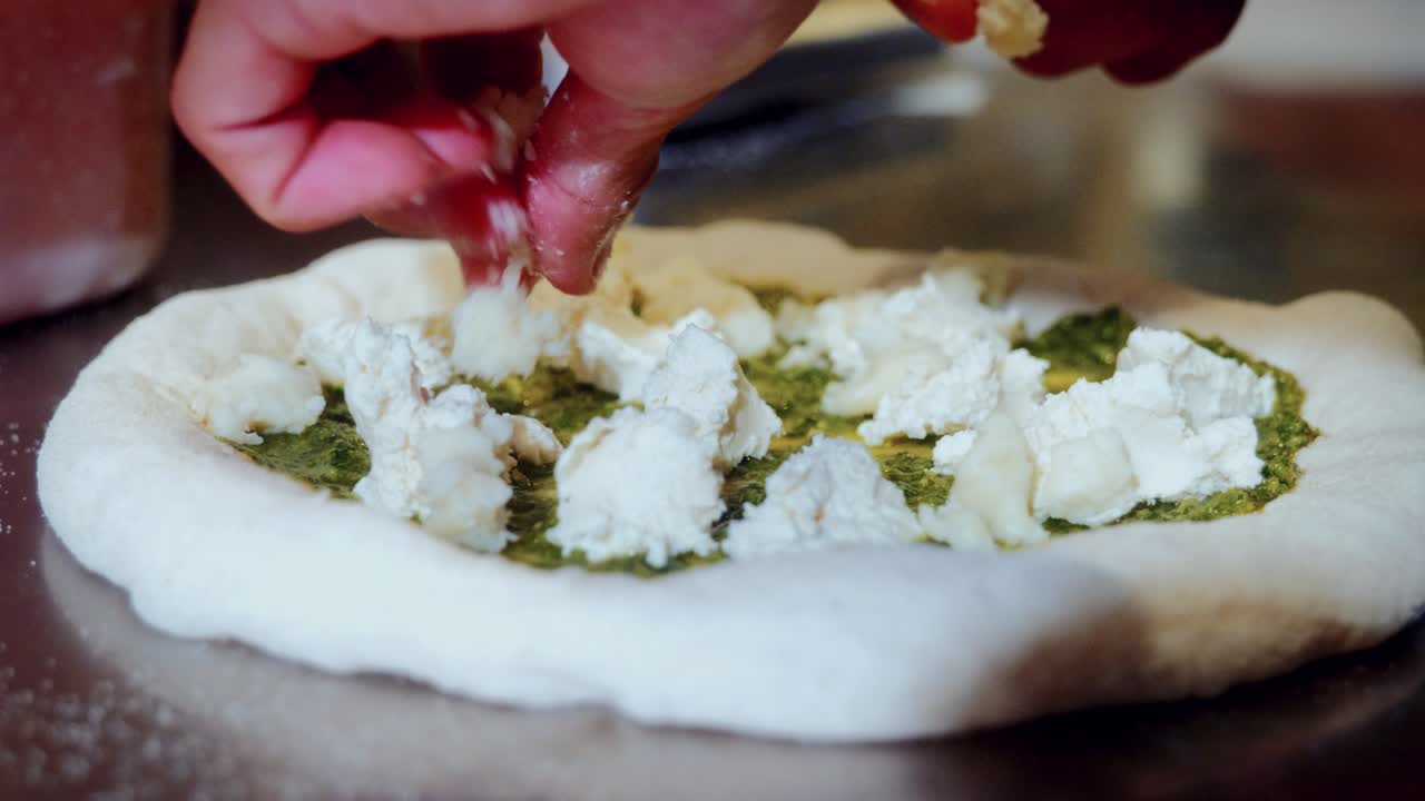 전통적인 이탈리아 피자 가게에서 진정한 피자를 만드는 과정, 셰프가 피자에 토핑을 첨가하는 과정