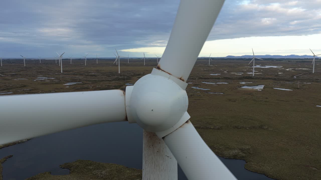 Turbine eoliche che generano energia su un terreno ondulato in Norvegia.