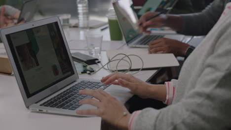 reunión de equipo creativo lluvia de ideas gerente de marketing mujer mostrando ideas en la pantalla de una tableta presentando información a sus colegas discutiendo estrategia en la presentación de la oficina