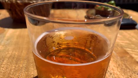 vaso de cerveza fría en un caluroso día de verano en un restaurante español, inclinación lenta hacia arriba