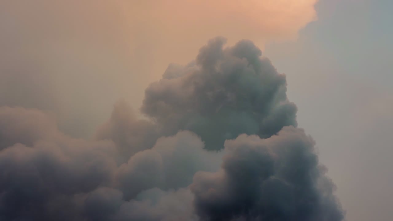 humo industrial negro y ligero empujado al aire en un día gris nublado