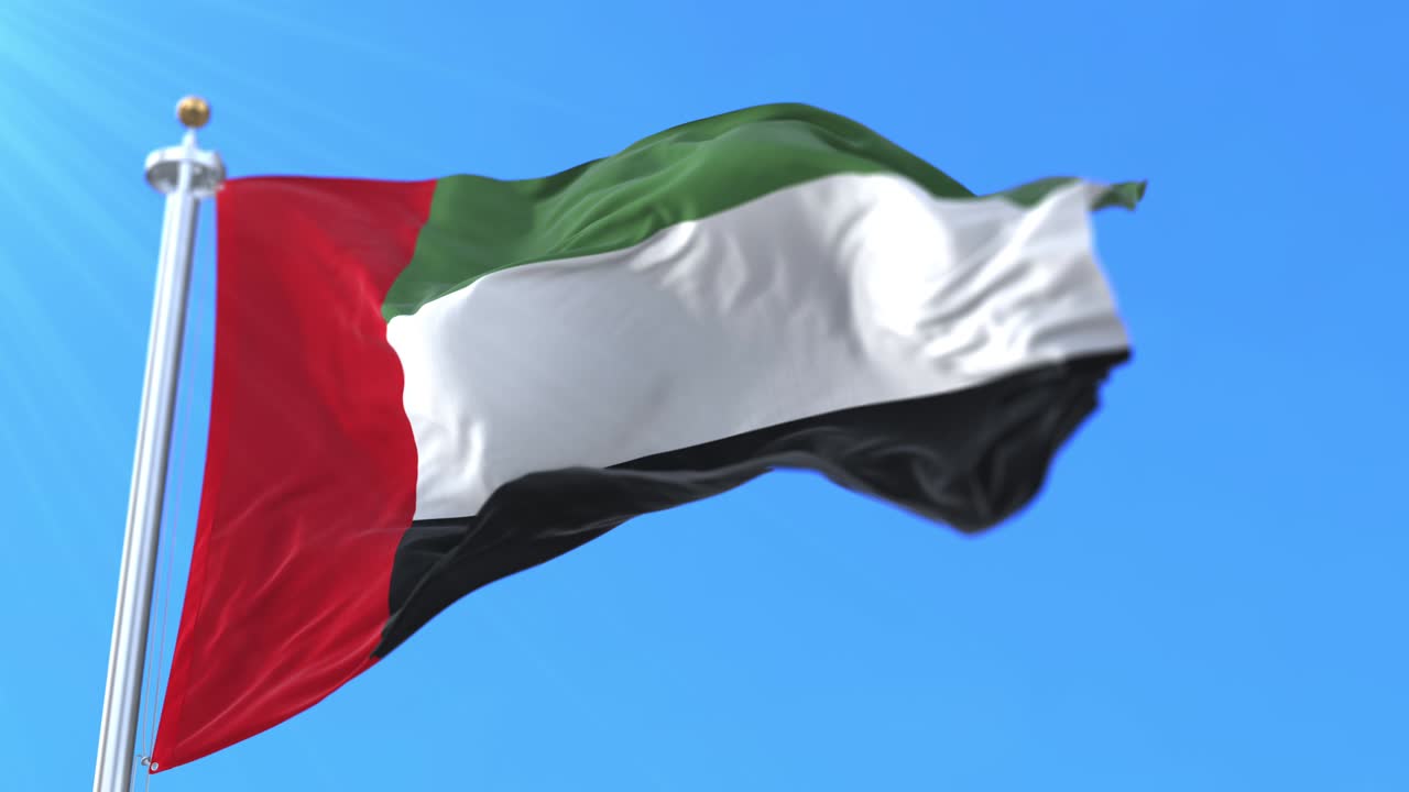 bandera de los emiratos árabes unidos ondeando en el viento en lento con cielo azul, bucle
