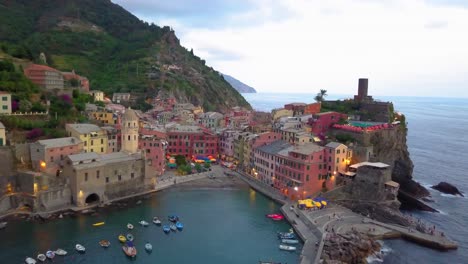 Hermoso-Y-Atractivo-Pueblo-Italiano---Vernazza-En-Cinque-Terre