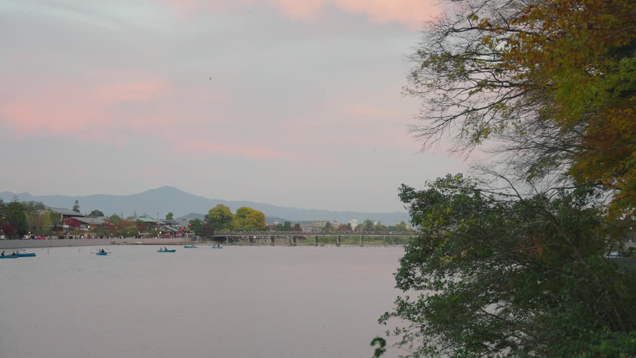 일본 교토 아라시야마와 도게츠교 다리의 가을 석양