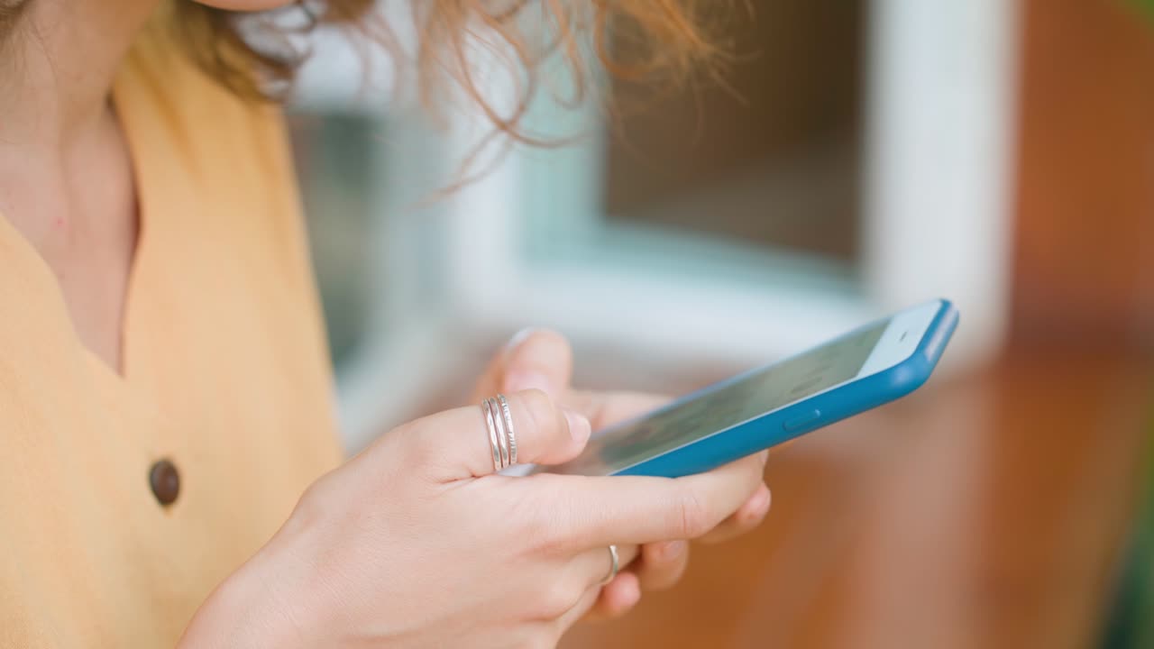 Primo piano delle mani di una donna che usa uno smartphone