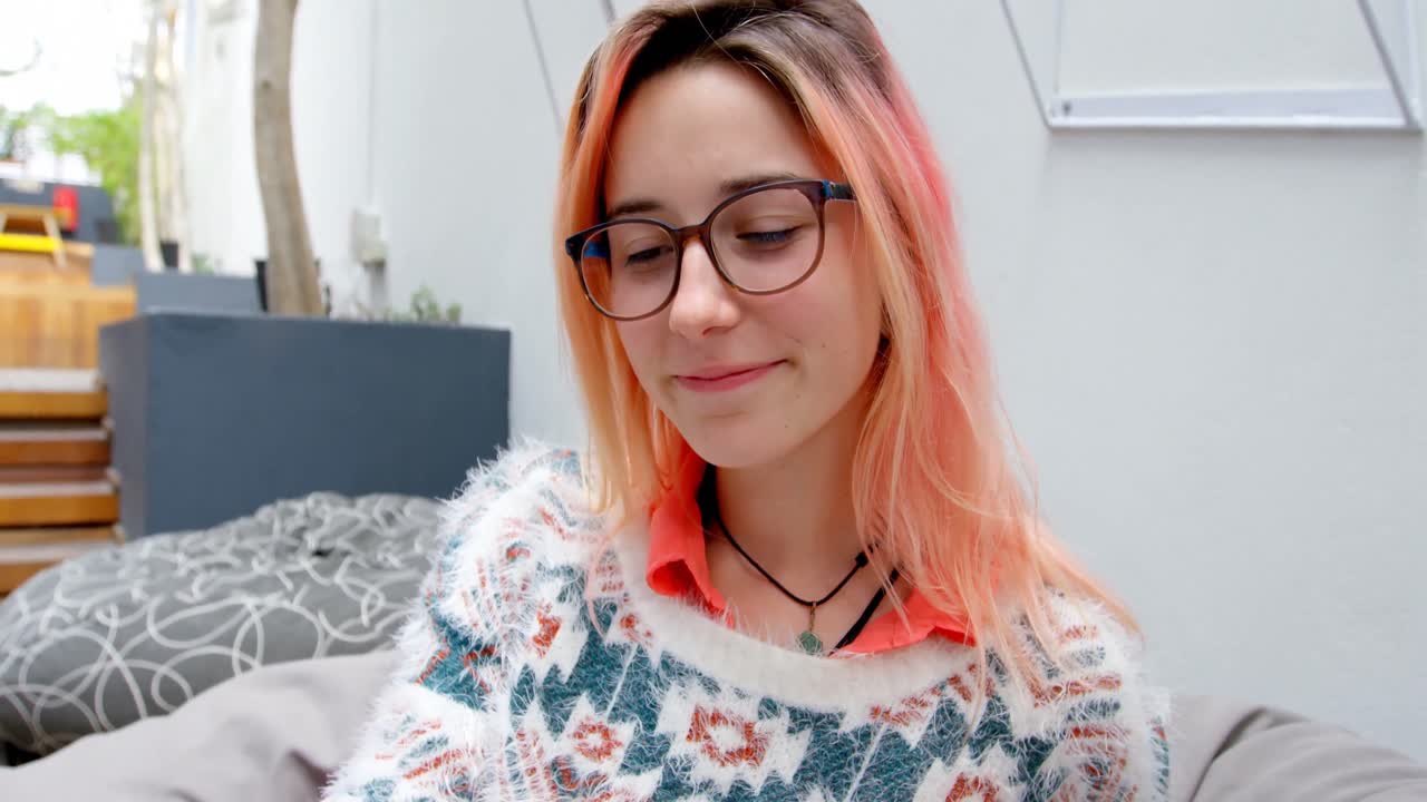 mujer ejecutiva usando teléfono móvil en la oficina 4k