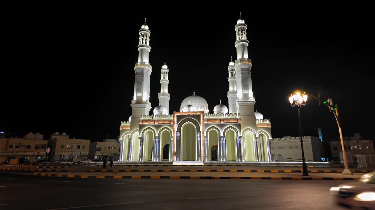 Una vista di una moschea splendidamente illuminata di notte a Sharjah, Emirati Arabi Uniti.