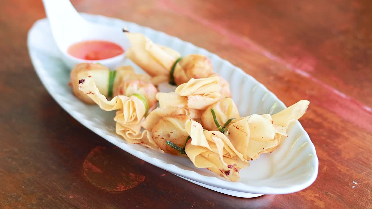 디핑 소스와 함께 제공되는 맛있는 태국 간식