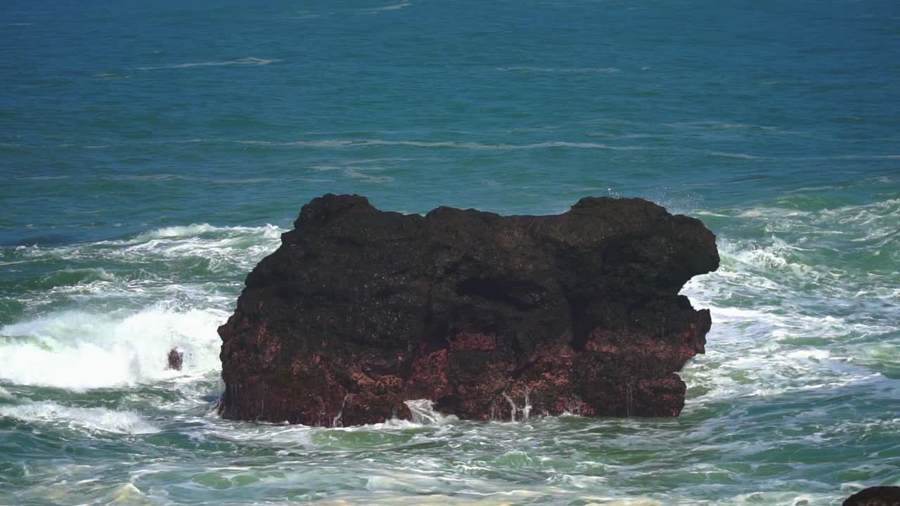 조류의 느린 움직임은 바다의 산호암에 부 ⁇ 힌다.