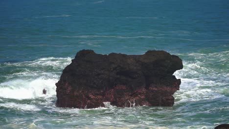 el movimiento lento de las olas de marea golpea la roca de coral en el mar