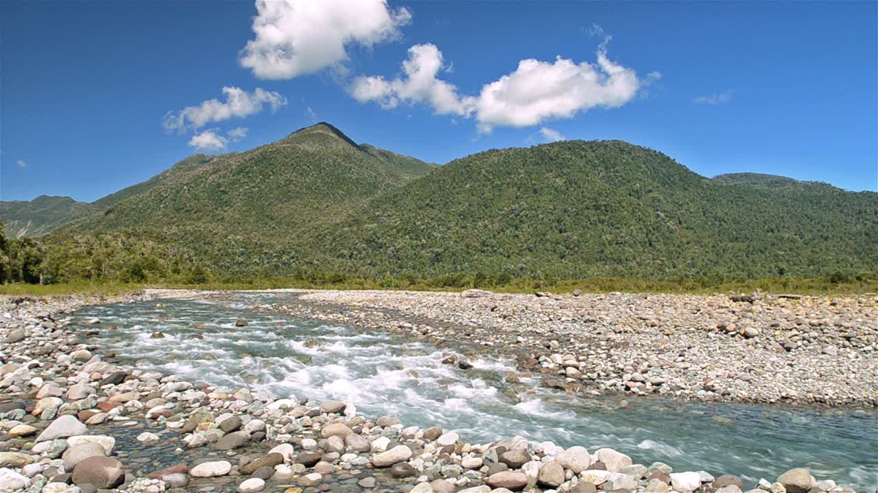 산구름과 칠레 남부 후에키 강의 맑고 푸른 물