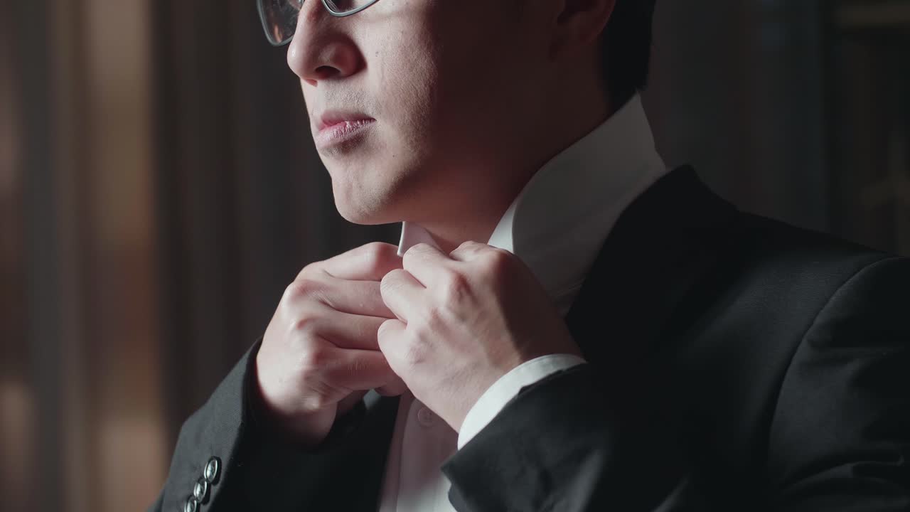 남자가 슈트를 입고 있다