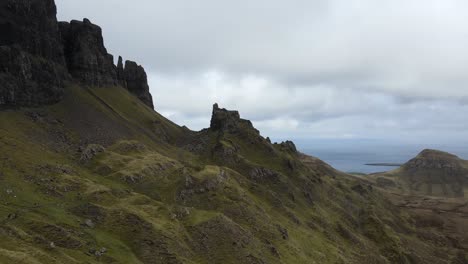 explore el majestuoso paisaje escocés en quiraing walk con impresionantes imágenes aéreas de drones