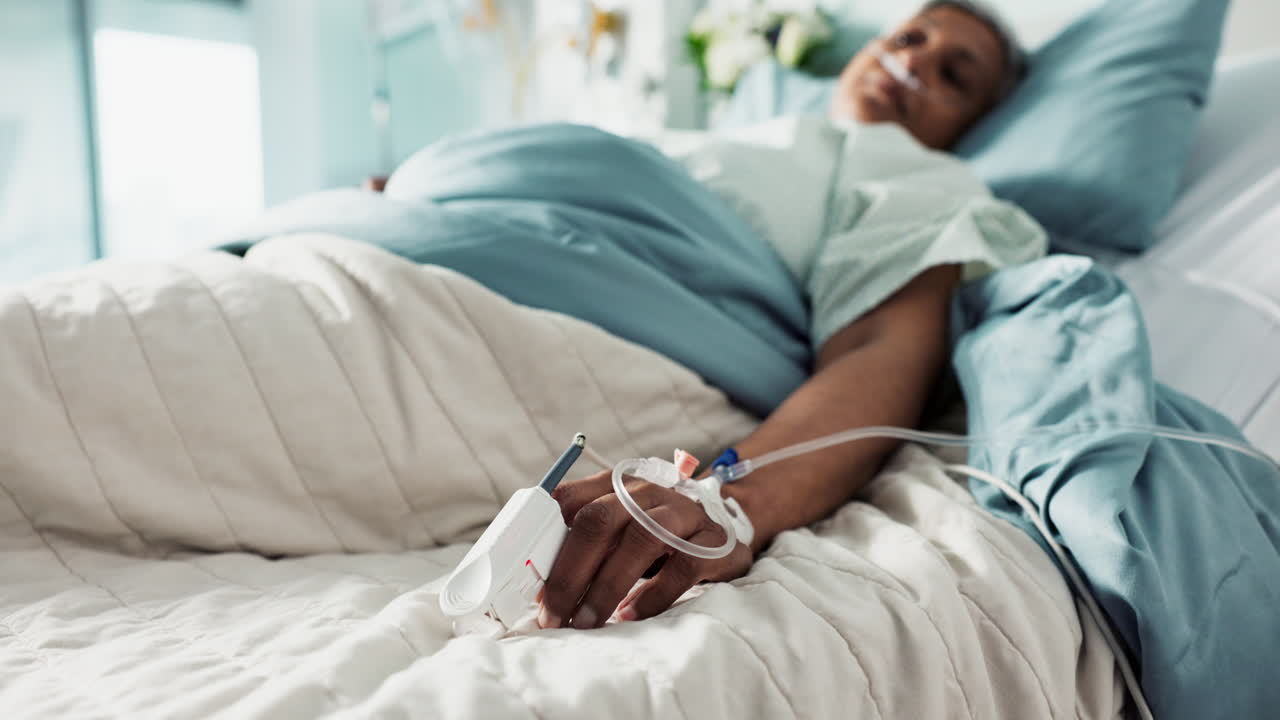 atención médica, goteo intravenoso y mujeres mayores