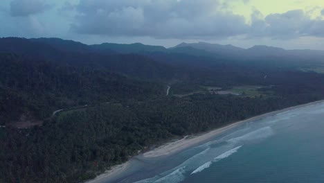 Luftaufnahme-Eines-Sehr-Langen,-Leeren-Strandes-Mit-Ruhigen-Wellen-Und-Palmen-In-Der-Abenddämmerung-Am-Long-Beach,-Palawan,-Die-Philippinische-Kamera-Verfolgt-Den-Sockel-Nach-Unten