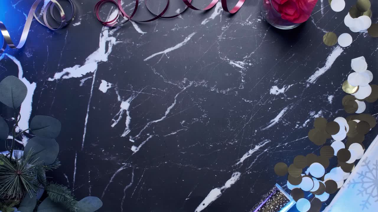 fondo de mármol negro con decoraciones navideñas