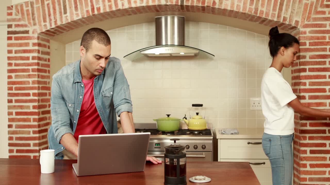 pareja feliz usando una computadora portátil