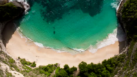 Crystal-Clear-Waters-Of-Sea-At-Kelingking-Beach-During-Summer-In-Nusa-Penida-Island,-Bali,-Indonesia