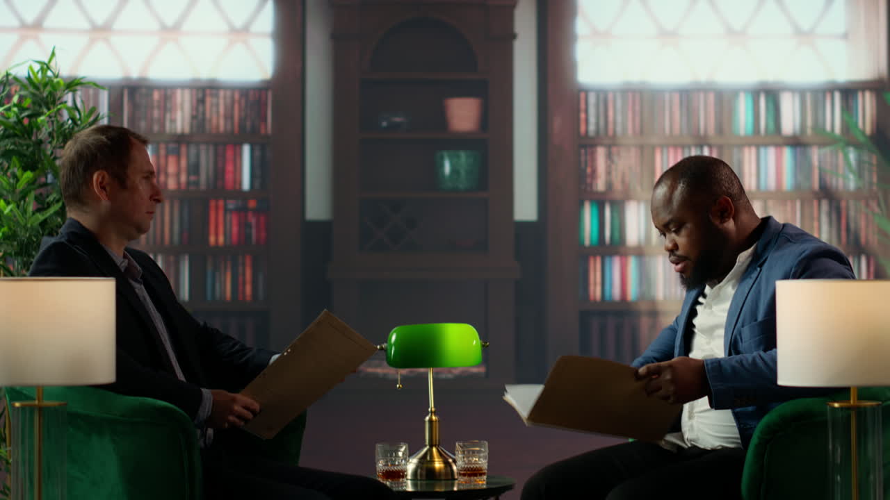 agentes secretos multiculturales en una oficina leyendo documentos confidenciales