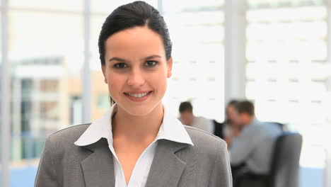 una mujer de negocios bonita sonriendo.