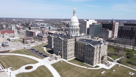 Lansing-Township-Und-Hauptstadtgebäude-An-Sonnigen-Tagen,-Luftaufnahme-Der-Umlaufbahn