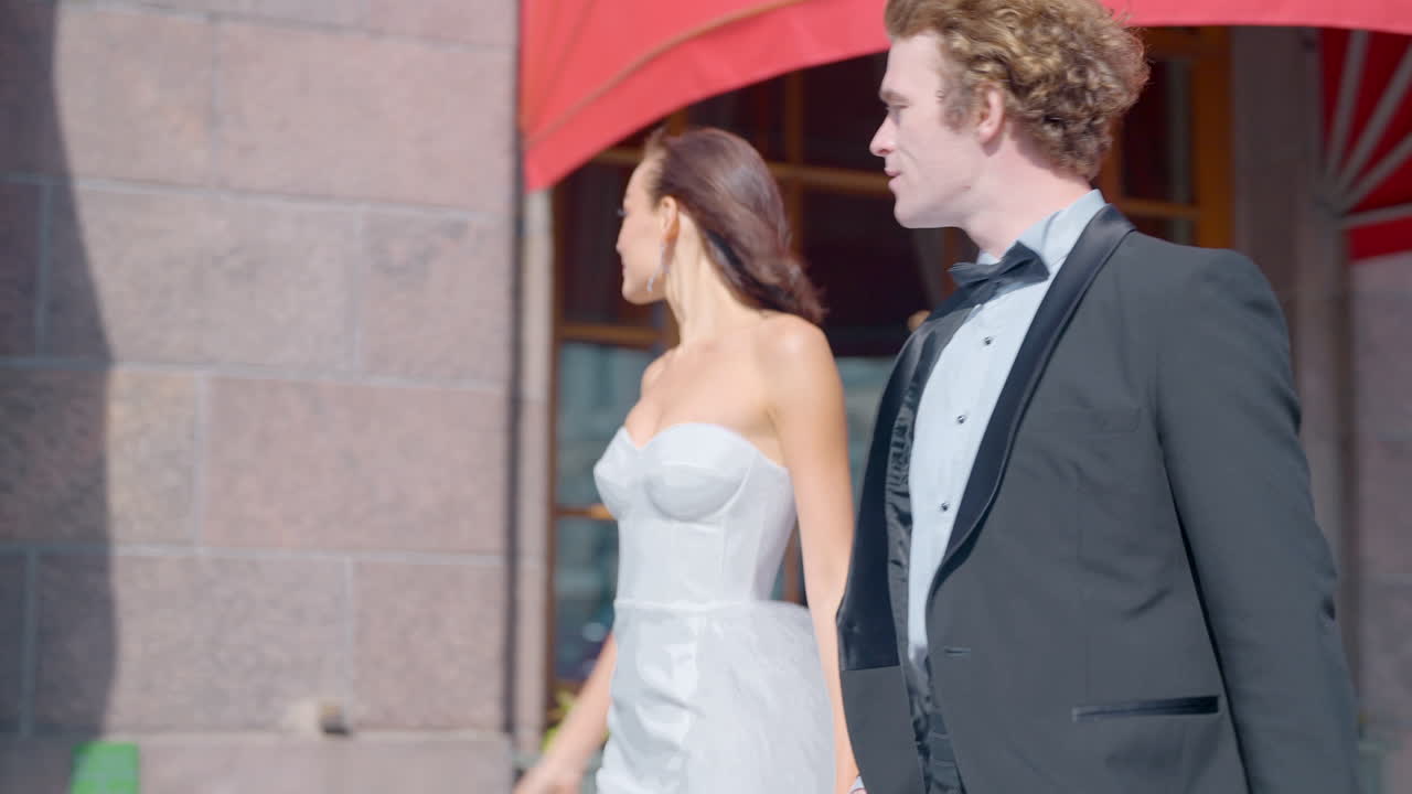 행복한 커플이 손을 잡고 고 있습니다.