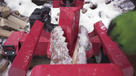 Nahaufnahme-Einer-Holzschneidemaschine-Im-Winterwald