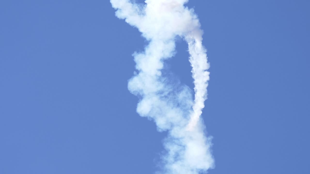 멜리사는 에지 540 스턴트 비행기에 불을 붙이고 연기가 아져 나옵니다.