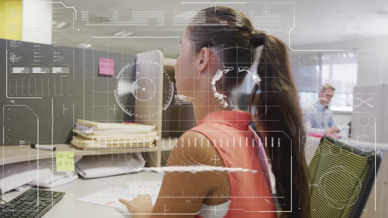Animazione di elaborazione dati e globo su donna d'affari caucasica che usa il computer e cammina