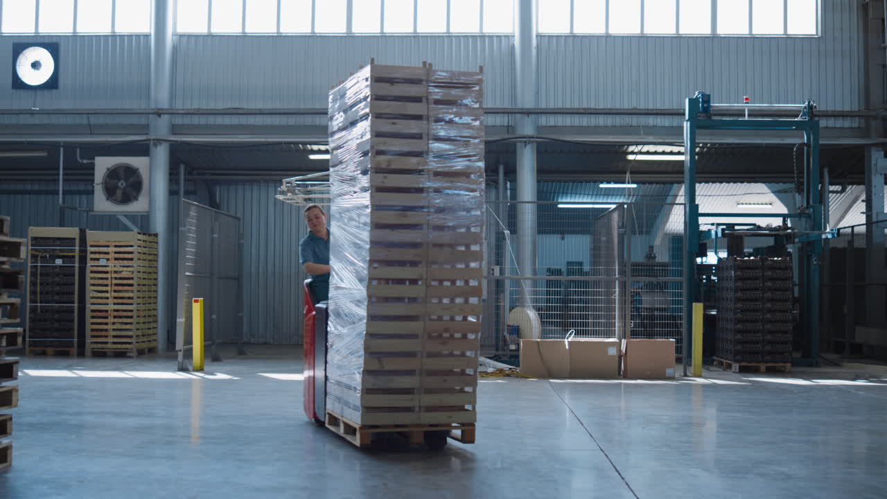 женщина, управляющая складским транспортным средством, сортировка поставок, доставка поддонов, управление