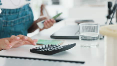 mujer de negocios y dinero en efectivo con calculadora