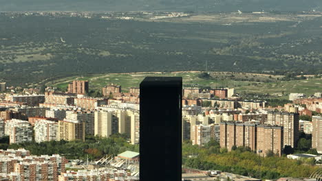 Zoom-Aéreo-Del-Distrito-Financiero-En-Una-Torre-De-Cristal.