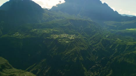 法國雷尼昂島 (la réunion) 的一個村莊 (la nouvelle) 的馬法特火山口 (mafate crater) 的無人機飛行