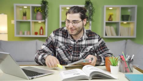 Joven-Estudiante-Haciendo-Estudios-En-Línea.