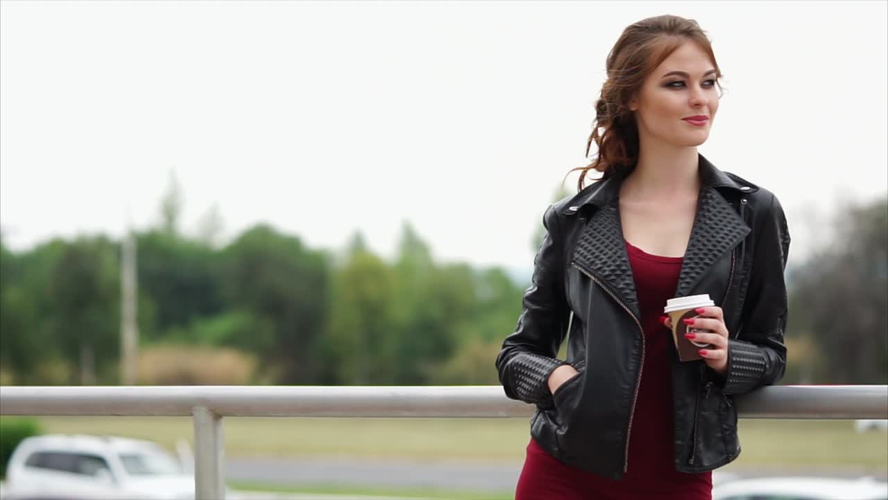 mujer disfrutando de café al aire libre